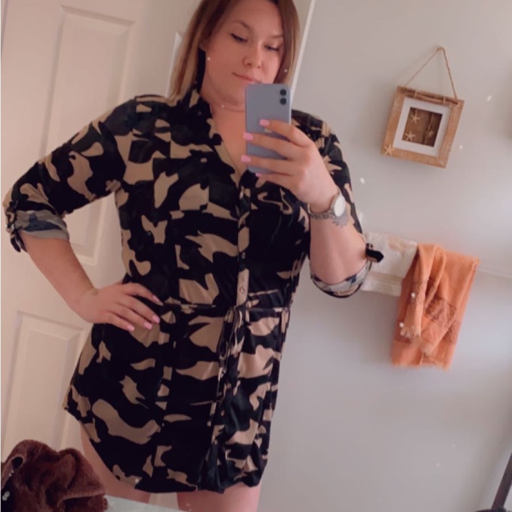 Adorable camo button up, quarter sleeve dress